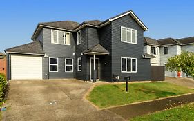 Spacious Home On Landing Drive